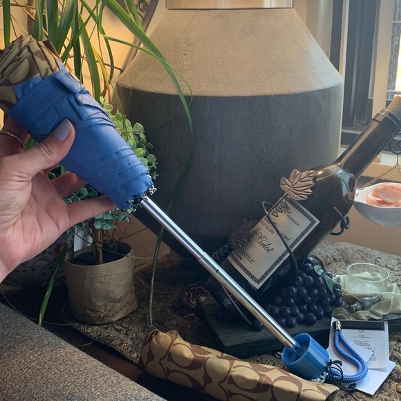 Authentic COACH signature colorblock print small retractable umbrella wristlet - Picture 4 of 7